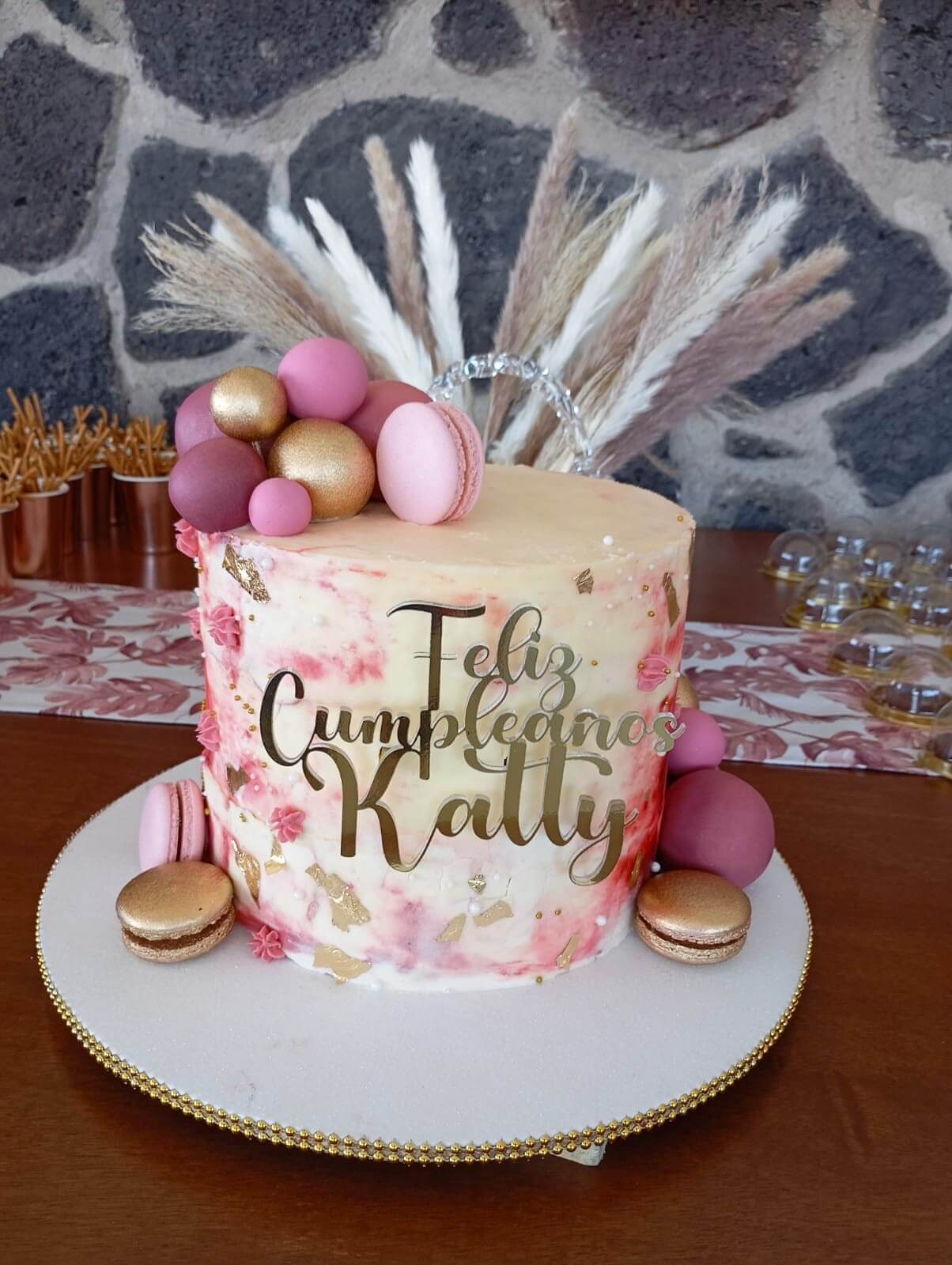 Pastel cumpleaños moderno con macarons