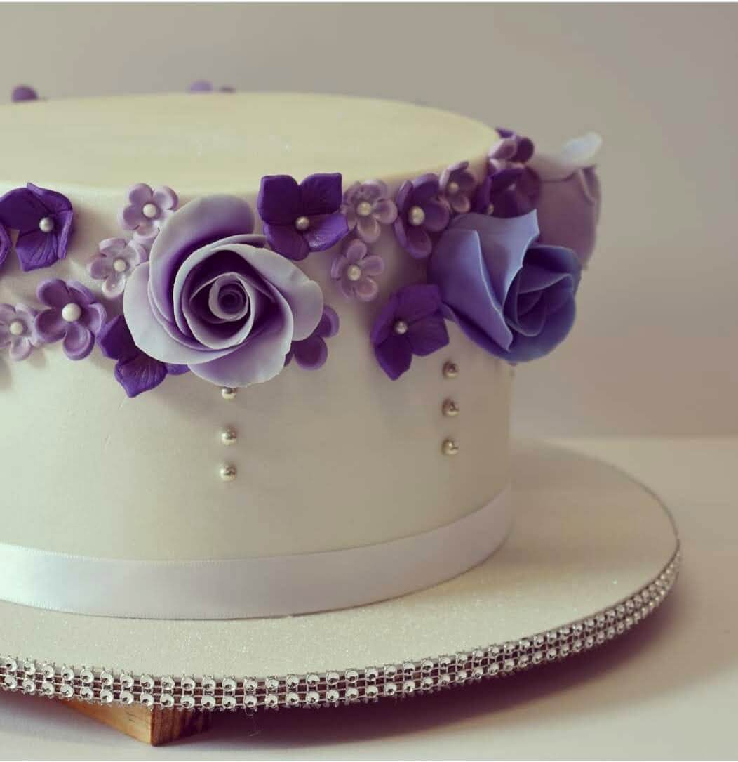 Pastel flores de azúcar modeladas a mano